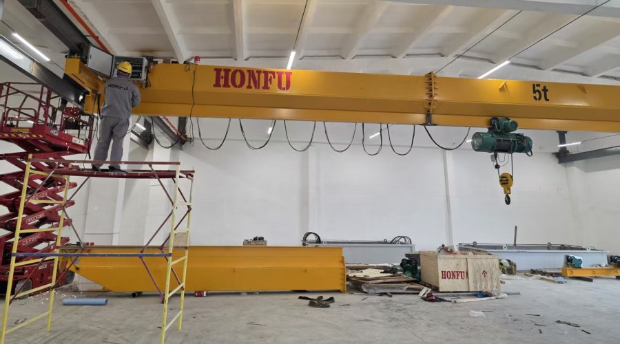 Hongfu Technical Team Completes On-Site Installation of Four 5-Ton LX Suspension Cranes in Vladivostok, Russia（images 1）